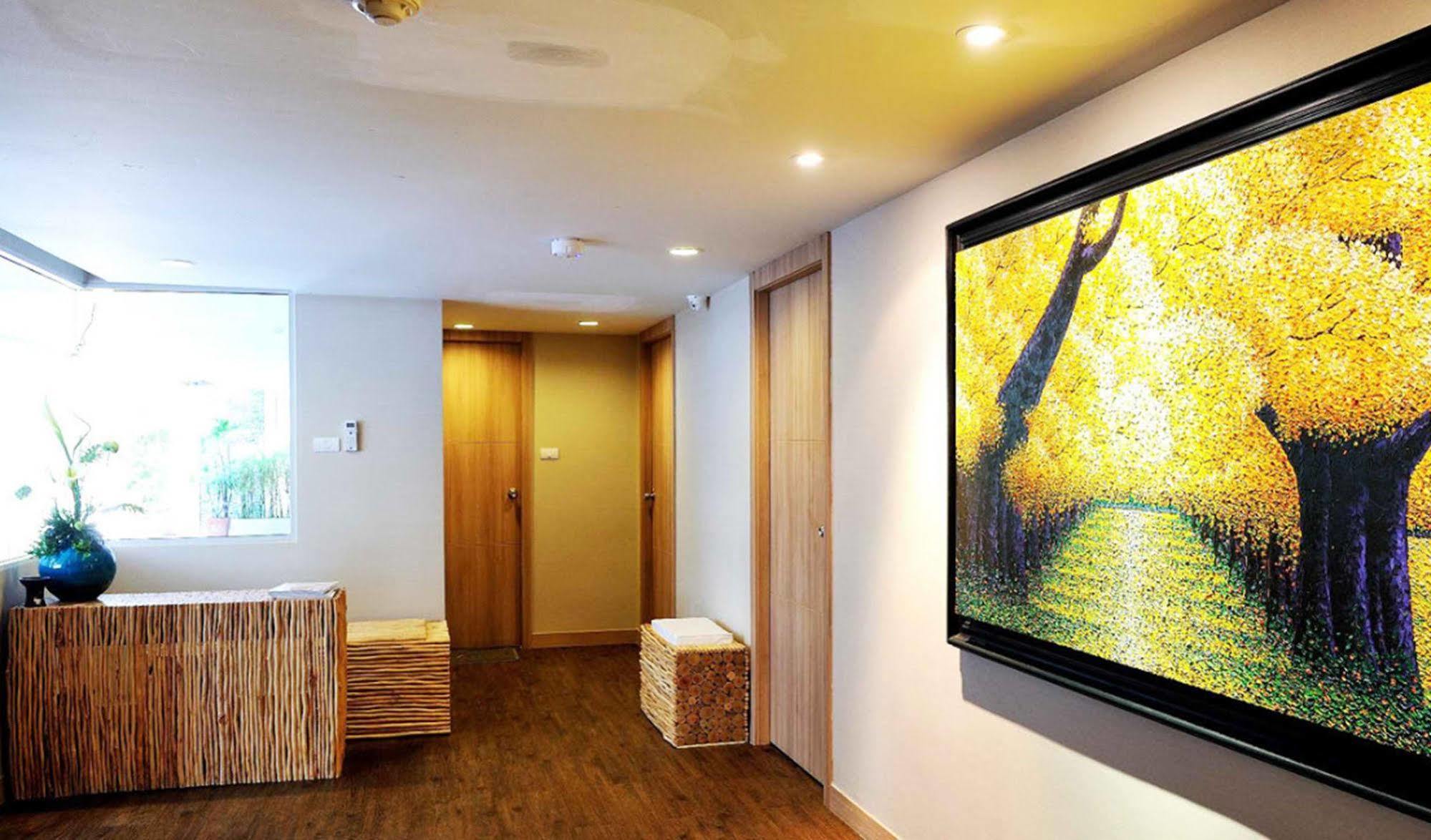 Nantra Retreat And Spa Bangkok Bagian luar foto